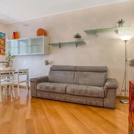 Apartment Joivy Vibrant Flat With Balcony *